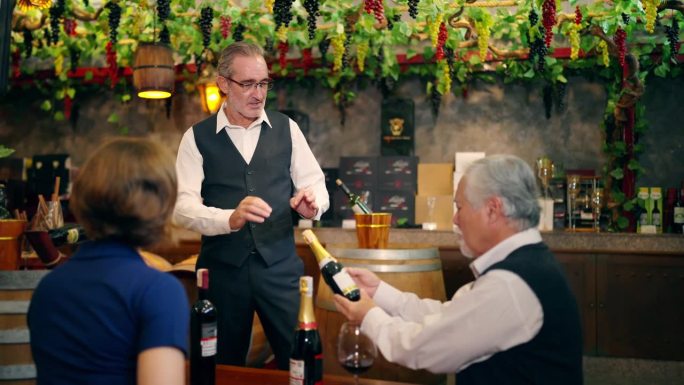 4K资深侍酒师在葡萄酒店向顾客推荐葡萄酒。