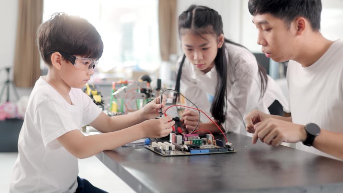Schoolboy practice programming to control robots i