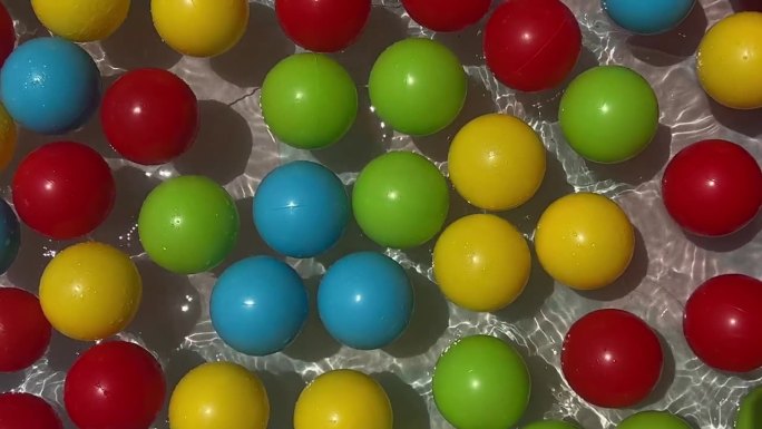儿童充气池里的塑料五彩球