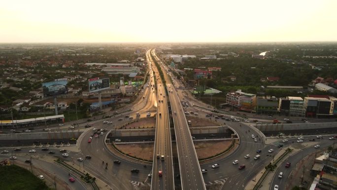 城市中的高速公路交界处，鸟瞰图，高角度视图，日落时曼谷的圆圈