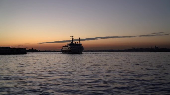 日落时分，伊斯坦布尔的渡轮驶近码头