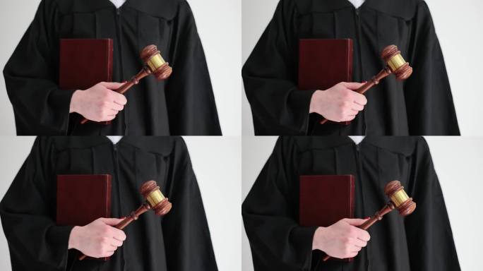 司法和法律法官在法庭上手持木槌和书本