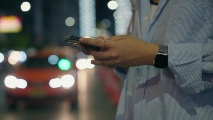 女游客在街上发短信找出租车