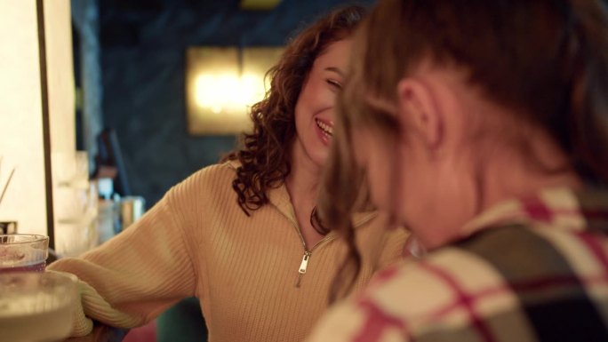 发自内心的联系:两个女孩在酒吧里交谈和微笑，高清视频