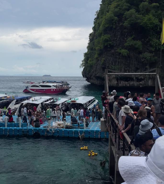 游客出海登岛画面