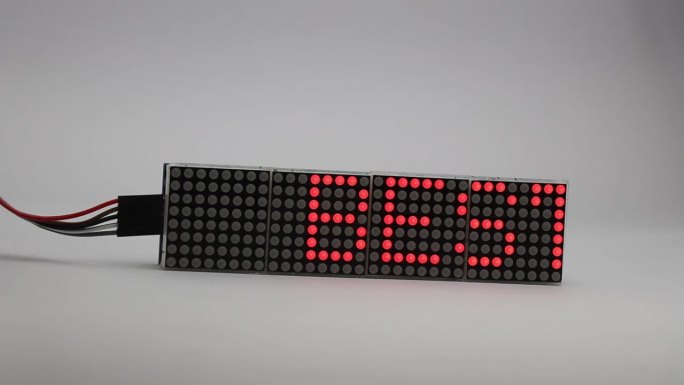 数字二极管面板与滚动显示的单词最优惠的交易。发光led矩阵板，用于显示广告信息