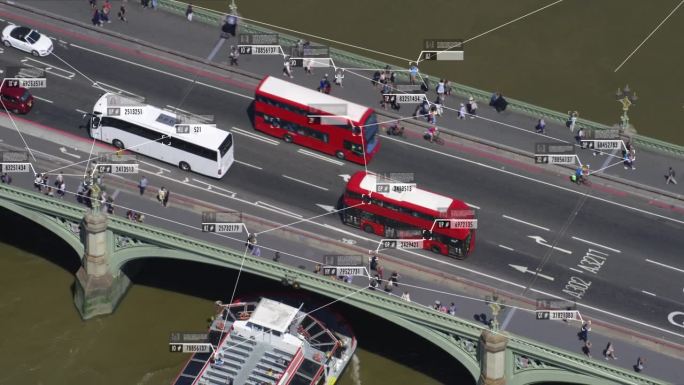 威斯敏斯特大桥上的通勤者和交通鸟瞰图。面部识别界面显示每个人的个人数据。监测的概念。人工智能。英格兰