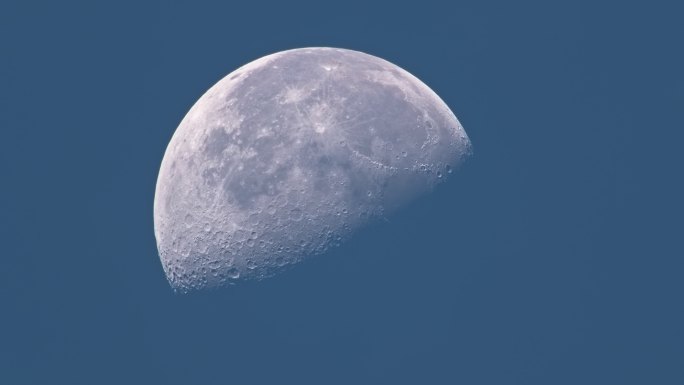 早晨日出前白天的月亮月球