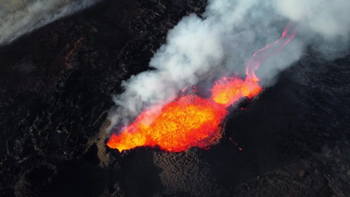 2023年冰岛火山喷发4K无人机航拍视频。Litli-Hrutur火山位于雷克雅未斯山谷，靠近格林达