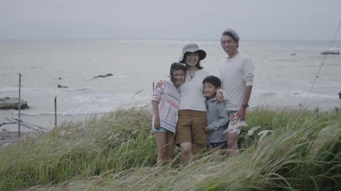 一个日本家庭在海滩上的照片