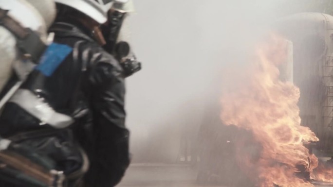 消防队员喷水灭火特写空镜火焰