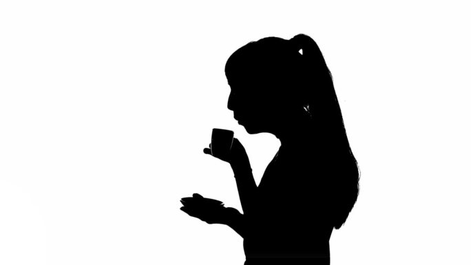 一个女孩喝咖啡的剪影。黑白蒙版