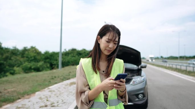 一名年轻女子在高速公路上用短信求助，她的车坏了