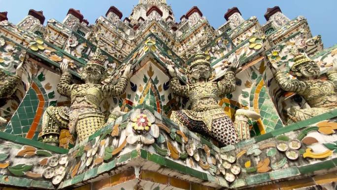 泰国首都的名片是佛教寺庙Wat Arun，黎明寺，它位于湄南河岸边