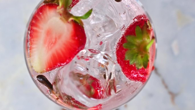 草莓夏季鸡尾酒加冰和朗姆酒