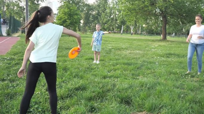 一家人在公园里扔飞盘