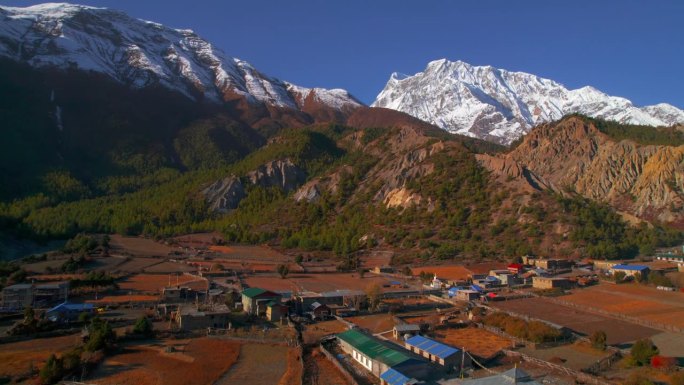 航拍拍摄了胡德村的房屋建筑。旅馆在安纳普尔纳巡回跋涉。Marshyangdi山谷。喜马拉雅山脉。尼泊