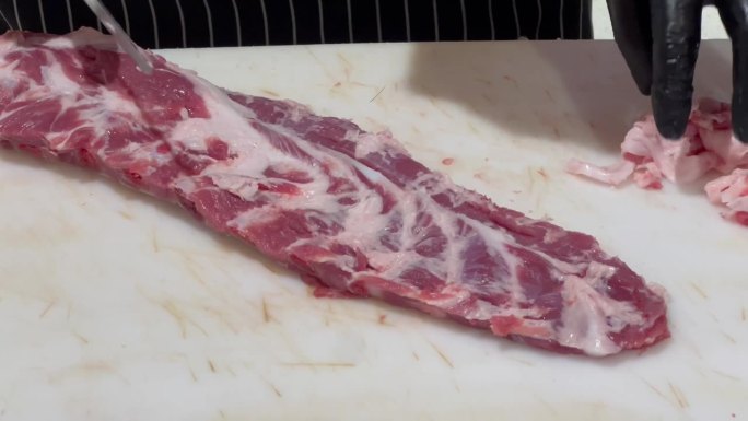 新鲜猪肉销售人员正在切猪肉