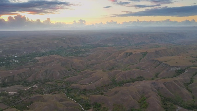 空中无人机拍摄的印尼松巴岛武吉沃林丁草地和山丘的日出景象