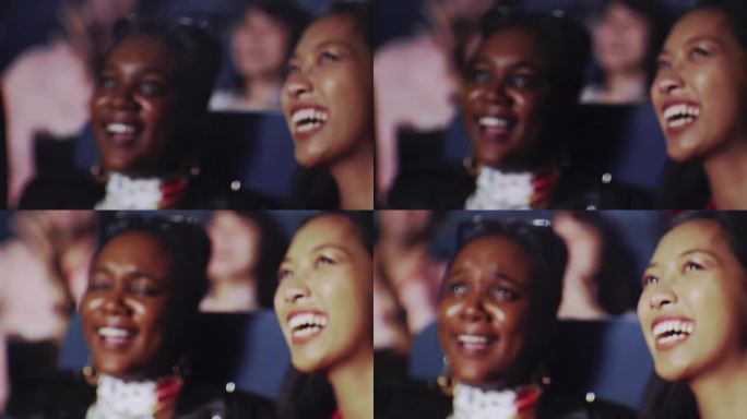 特写，在电影院笑的非裔美国妇女