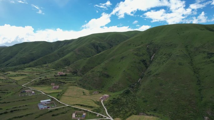 航拍的阿坝农村景象，中国四川省