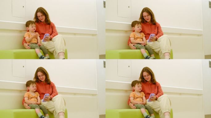 母亲和她的孩子在医院的候诊室里，等待医生的来访。两岁男童(2岁)