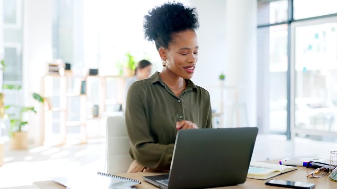 商务黑人女性，带着微笑与笔记本电脑和智能手机交谈，在启动时规划日程的纸或笔记。职场女性，在办公室前台