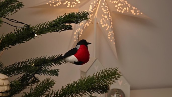 圣诞树上装饰着环保玩具，如红腹灰雀、圆锥体和纸星