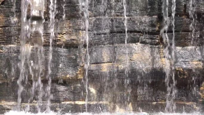 瀑布纹理在黑色的石头背景