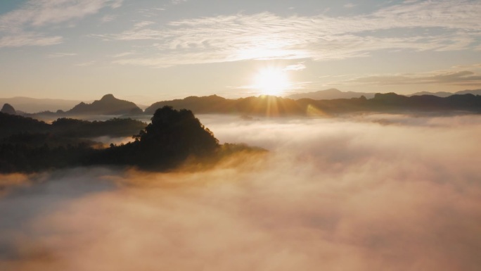 山上的空中云高山峰山脉连绵秋天