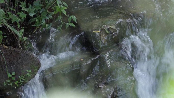 来自斯里兰卡山区的天然溪流