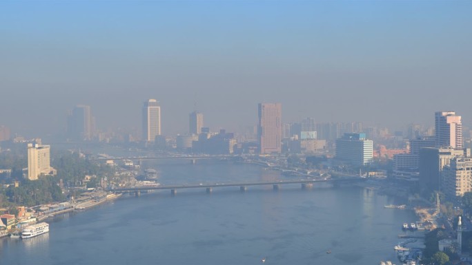 开罗,埃及郊区过江大桥大雾天气阴雨天