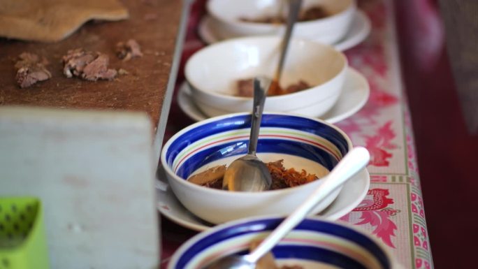 小贩正在准备科多望加锡传统牛肉汤。望加锡，南苏拉威西望加锡的传统食物。由牛内脏和牛肉混合制成，用特殊