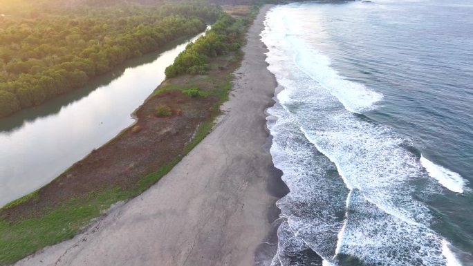 空中无人机拍摄的日出场景:印尼西松巴岛的瓦图马东海滩，岩石形成的碰撞波