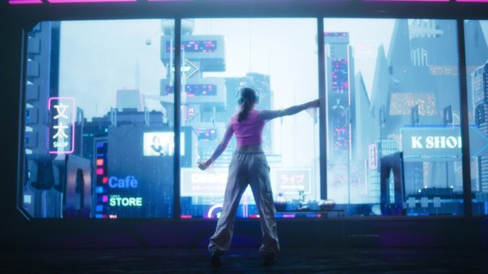 时尚的女舞者穿着时尚的衣服，听着电子音乐，在霓虹灯的未来城市风景的窗前跳舞。赛博朋克未来中的年轻女性