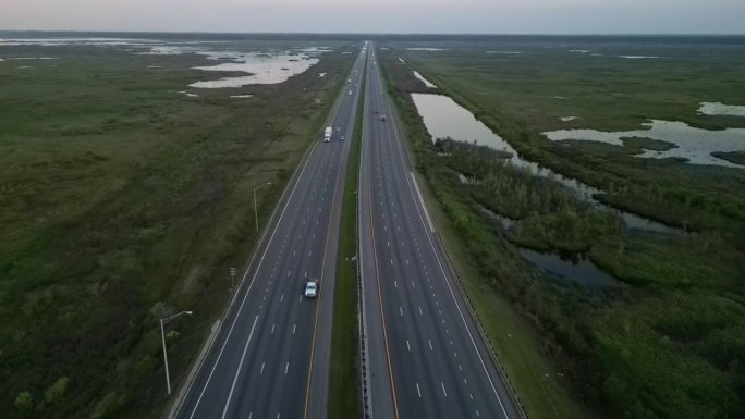 州际公路。桥梁和基础设施。道路上的交通