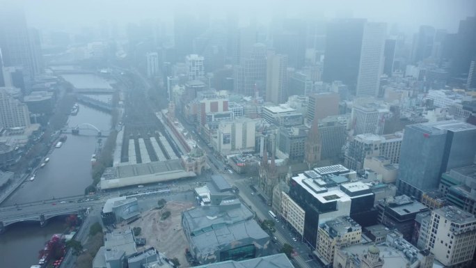 墨尔本城市弗林德斯街雾蒙蒙的早晨空中冬天