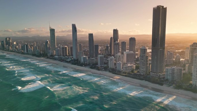 在日落时间，澳大利亚黄金海岸的主海滩，宽海滩，冲浪者天堂天际线与豪华酒店和公寓海滩的4K鸟瞰图实时镜