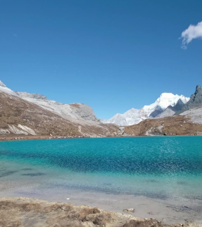 亚丁自然保护区高原上的牛奶湖，山脉和蓝天的景色