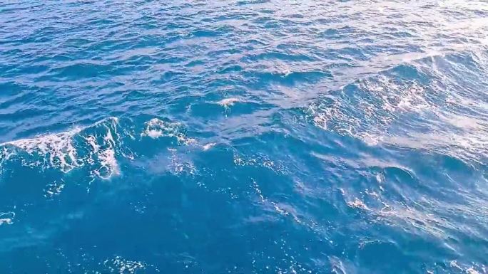由于船舶的影响，海水呈蓝色，波浪较小
