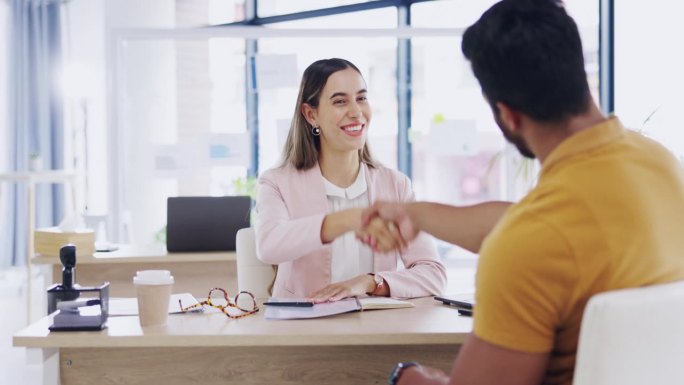 微笑，商务人士和握手的伙伴关系，交易或在工作场所介绍。快乐，男女握手表示同意，b2b或入职，祝贺或欢