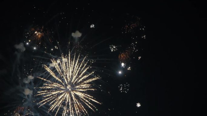 夜空中的烟花适合在7月4日或新年庆祝活动