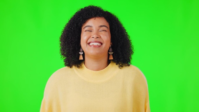 女人，笑着的肖像和脸在绿色的屏幕上带着幸福和幽默。快乐的非洲女性会因为喜剧笑话、积极的心态和动机而笑