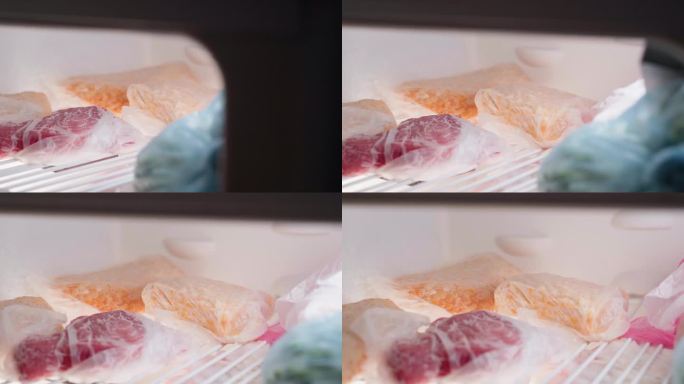 收获的玉米和装在袋子里的肉放在冰箱的冷冻室里，特写。冰箱空了一半