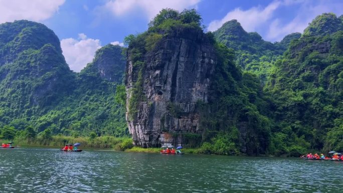 越南的庄安河、宁明和白定山距离河内只有3小时的车程。美丽蜿蜒的河流和高耸的高山。船穿过河中的洞穴