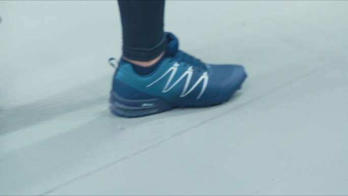 运动员的脚穿着运动鞋走路