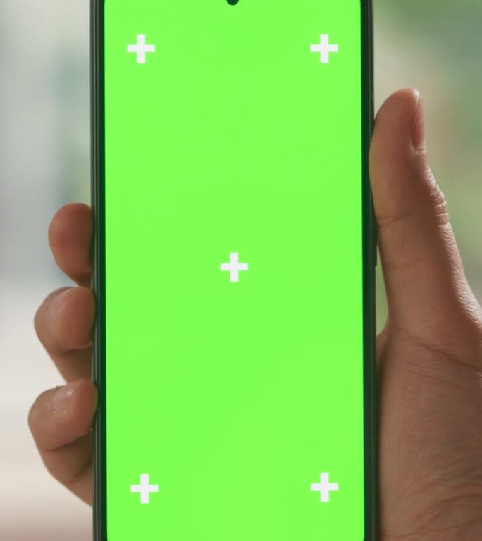 垂直屏幕:经理手持智能手机的POV视图，绿屏模拟显示。一个人拿着一个设备的第一人称视角，与应用程序，