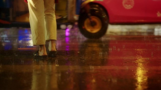 雨季，雨在城中心的瑶华寺夜间下