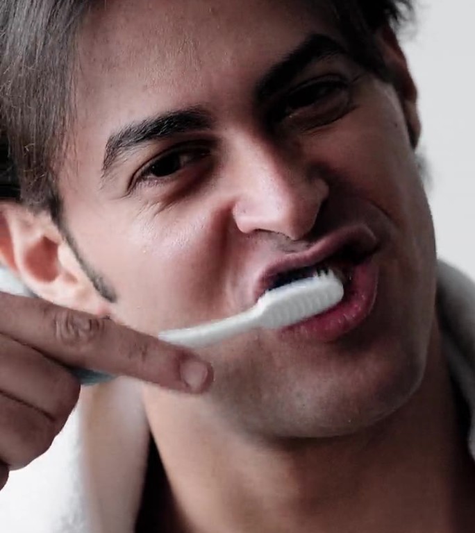 竖牙保健口腔常规小伙刷牙