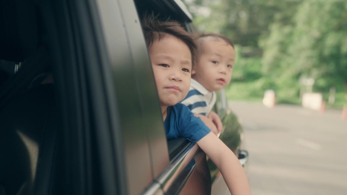 阳光汽车之旅的喜悦:亚洲兄弟姐妹的纽带和笑声在公路旅行假期。